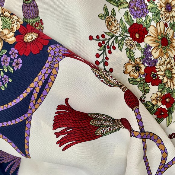 Gucci Floral and Tassel-print Silk Shawl in Ivory - Picture 8 of 9